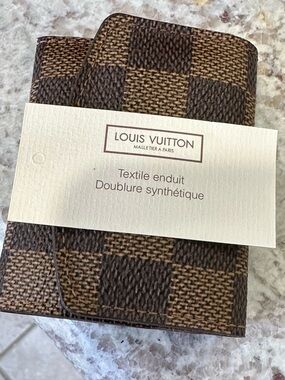 NWT; Louis Vuitton Vintage
2004 Damier Ebene Cufflinks Case
Perfect condition